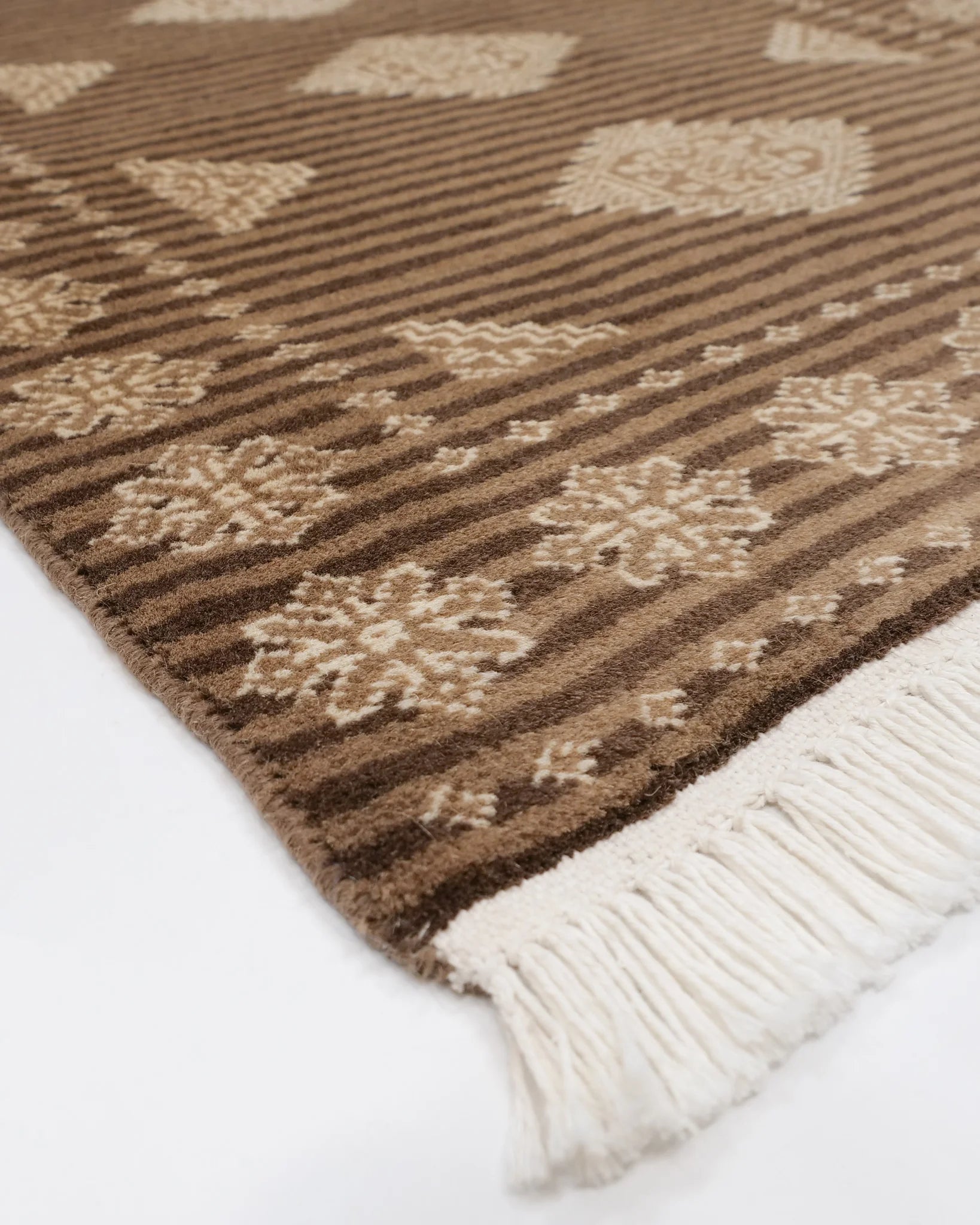 ラホール産 パキスタン絨毯 61x94cm ジャルダール柄 ウール製 手織りラグ 茶系 ストライプ入り モダンなデザイン