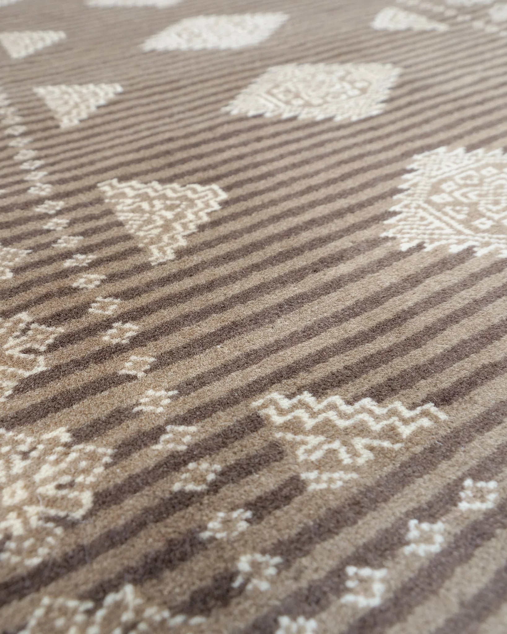 ラホール産 パキスタン絨毯 61x94cm ジャルダール柄 ウール製 手織りラグ 茶系 ストライプ入り モダンなデザイン