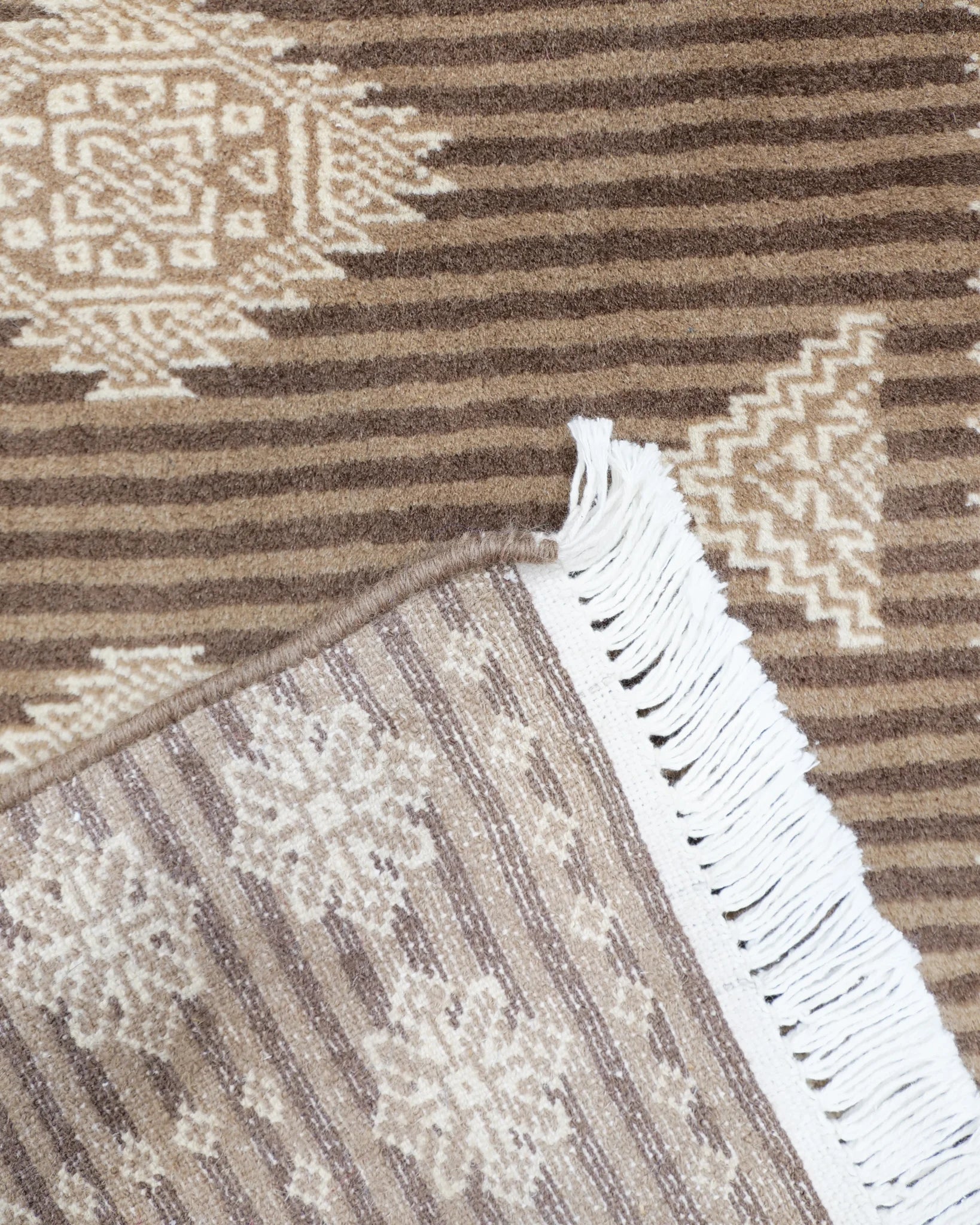 ラホール産 パキスタン絨毯 61x94cm ジャルダール柄 ウール製 手織りラグ 茶系 ストライプ入り モダンなデザイン