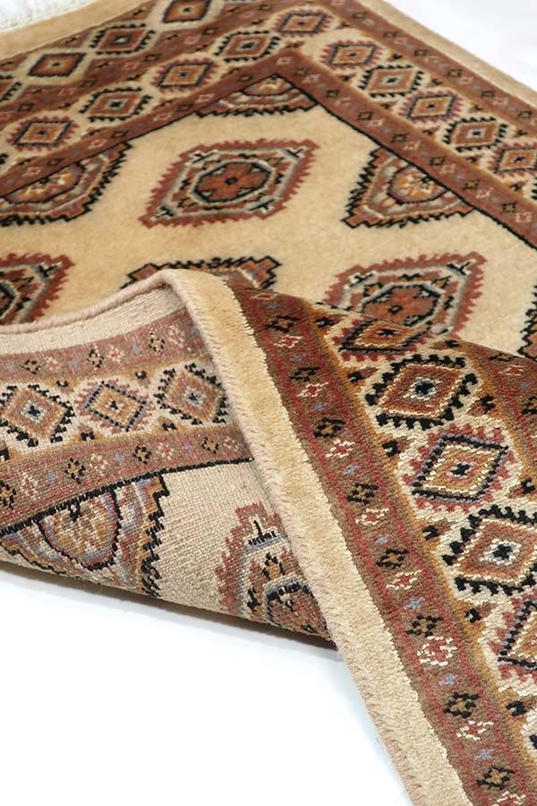 パキスタン絨毯　約67cm x 123cm