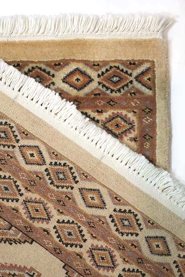 パキスタン絨毯　約67cm x 123cm