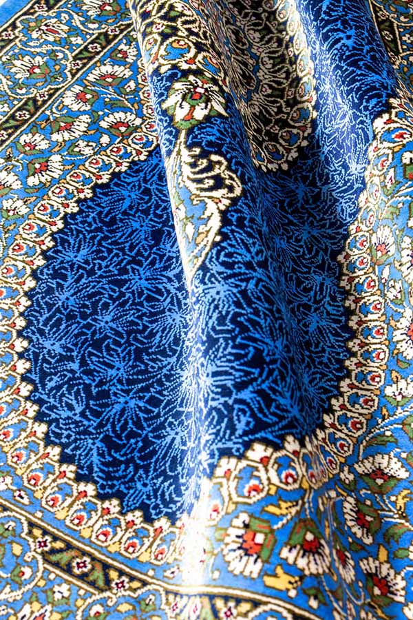 ブルー基調のペルシャ絨毯の光沢