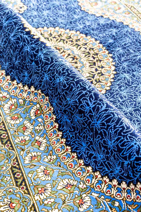 ブルー基調のペルシャ絨毯のつや