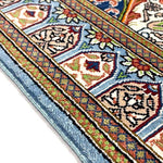 クム産ペルシャ絨毯の熟練職人の手仕事