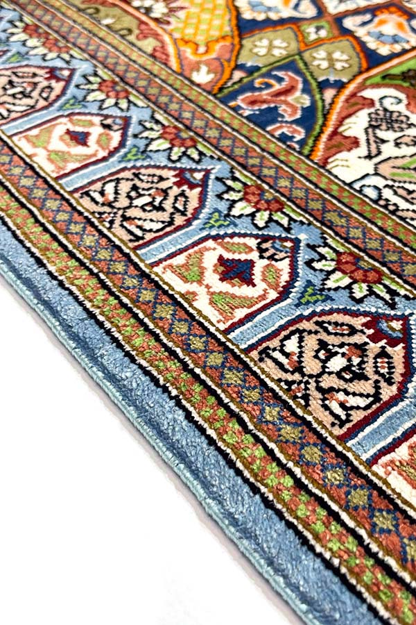 クム産ペルシャ絨毯の熟練職人の手仕事