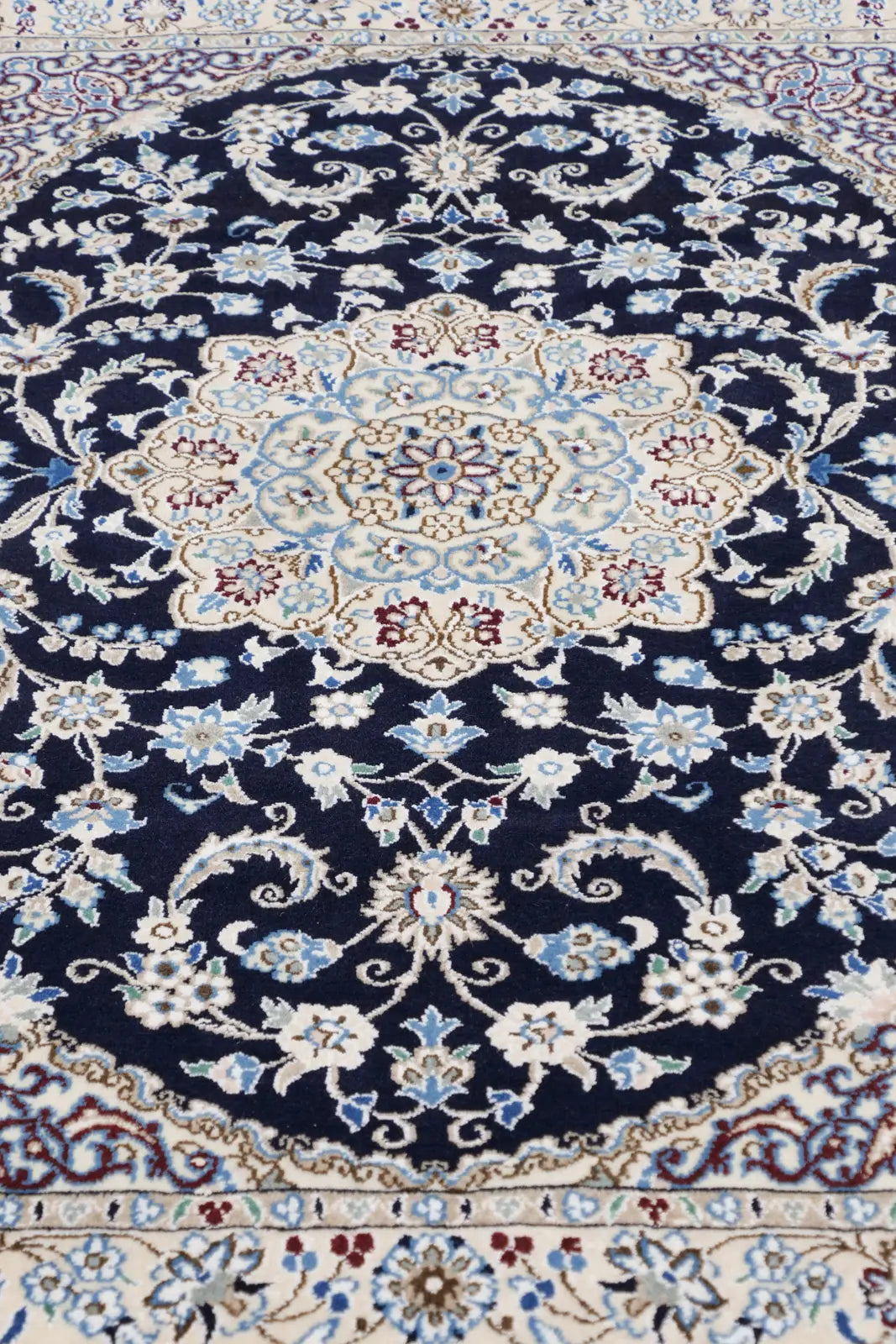 ☆ペルシャ絨毯☆高級手織りウール&シルク人気なブルー系ナイン産 ☆ペルシャ絨毯☆高級手織りウール&シルク人気なブルー系ナイン産