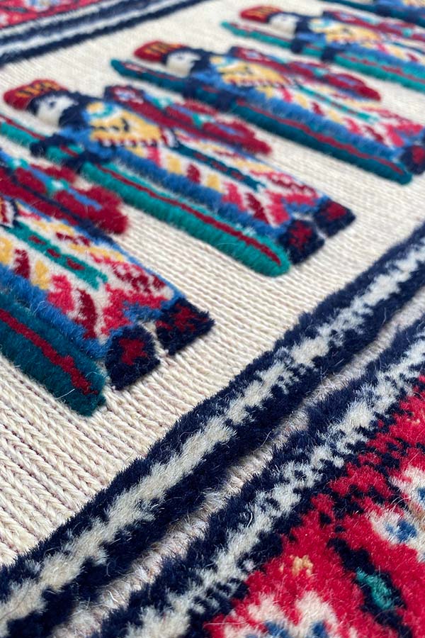 ウールで織られたスマック織り絨毯。廊下敷き