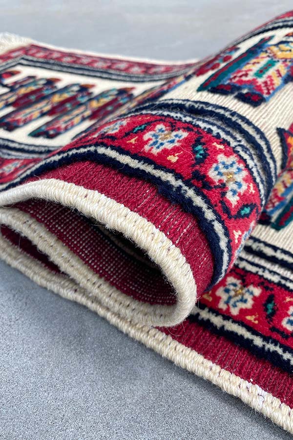 ウールで織られたスマック織り絨毯。廊下敷き