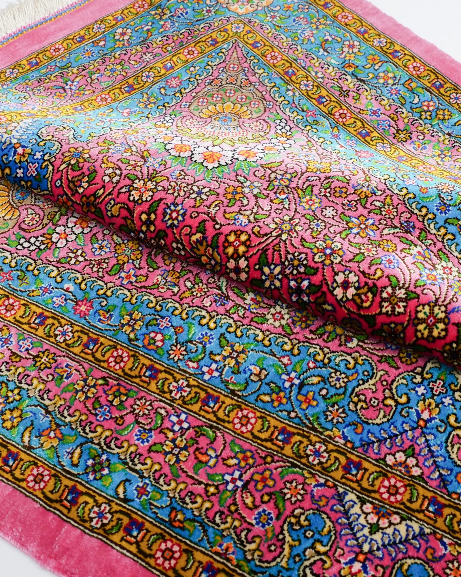 ペルシャ絨毯 クム産 アミリザデ工房 シルク ピンク 玄関マット 光沢(折り重ね)