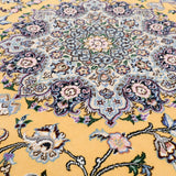 花々が溢れる花瓶文様と唐草模様のナイン産ペルシャラグ