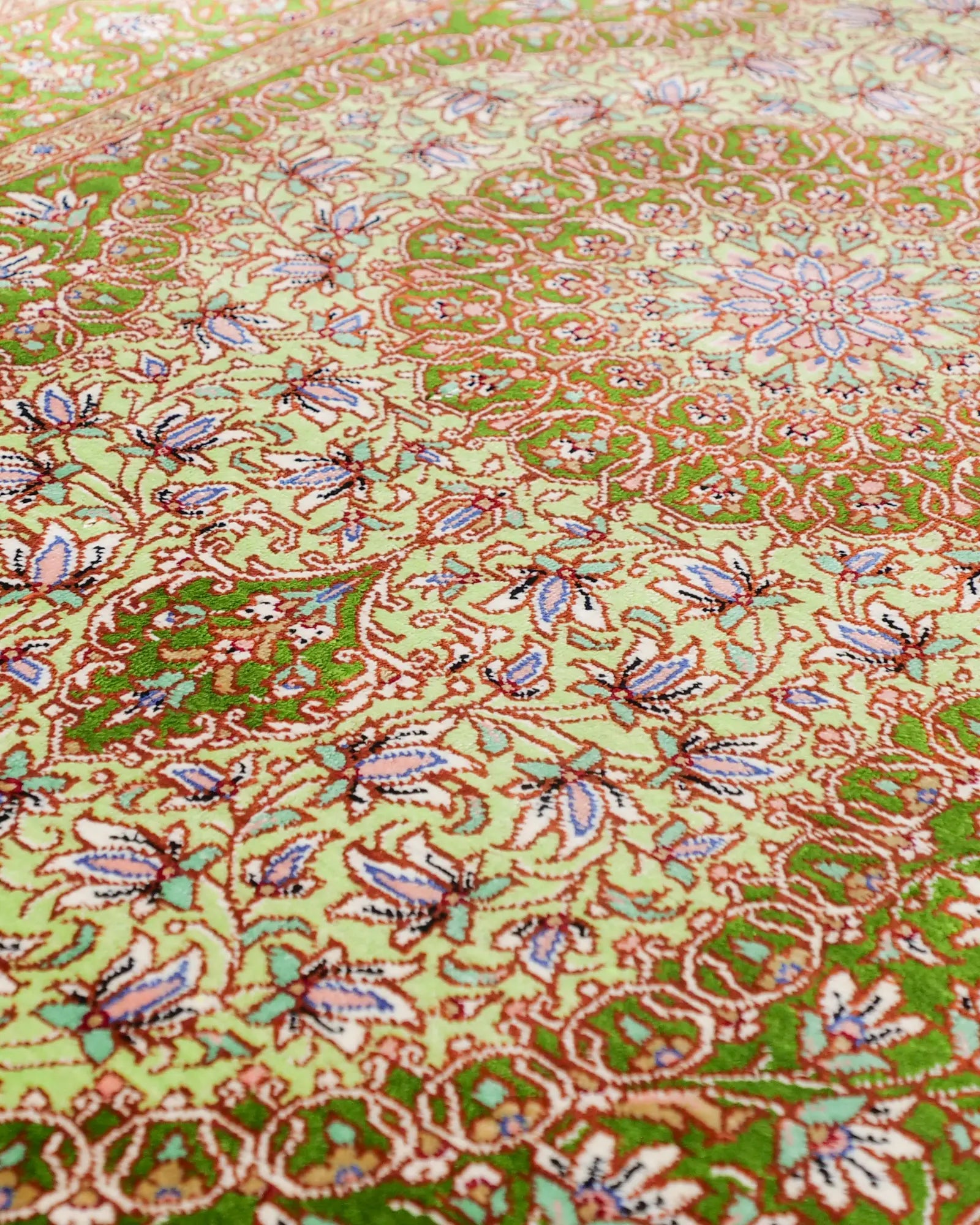クム産シルク絨毯 ボーダー 文様細部 グリーン