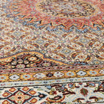 ムード産ペルシャ絨毯 約145×195cm｜全面のマヒ文様と赤青メダリオン、幾何学模様と唐草で飾られたボーダーが特徴の手織りウールラグ