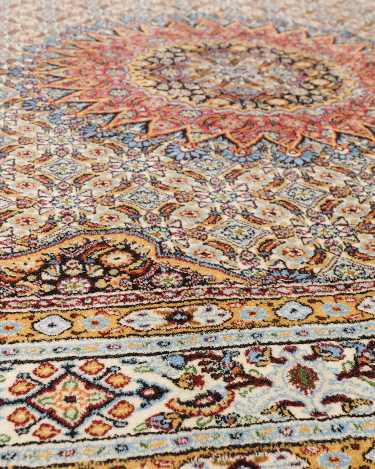 ムード産ペルシャ絨毯 約145×195cm｜全面のマヒ文様と赤青メダリオン、幾何学模様と唐草で飾られたボーダーが特徴の手織りウールラグ