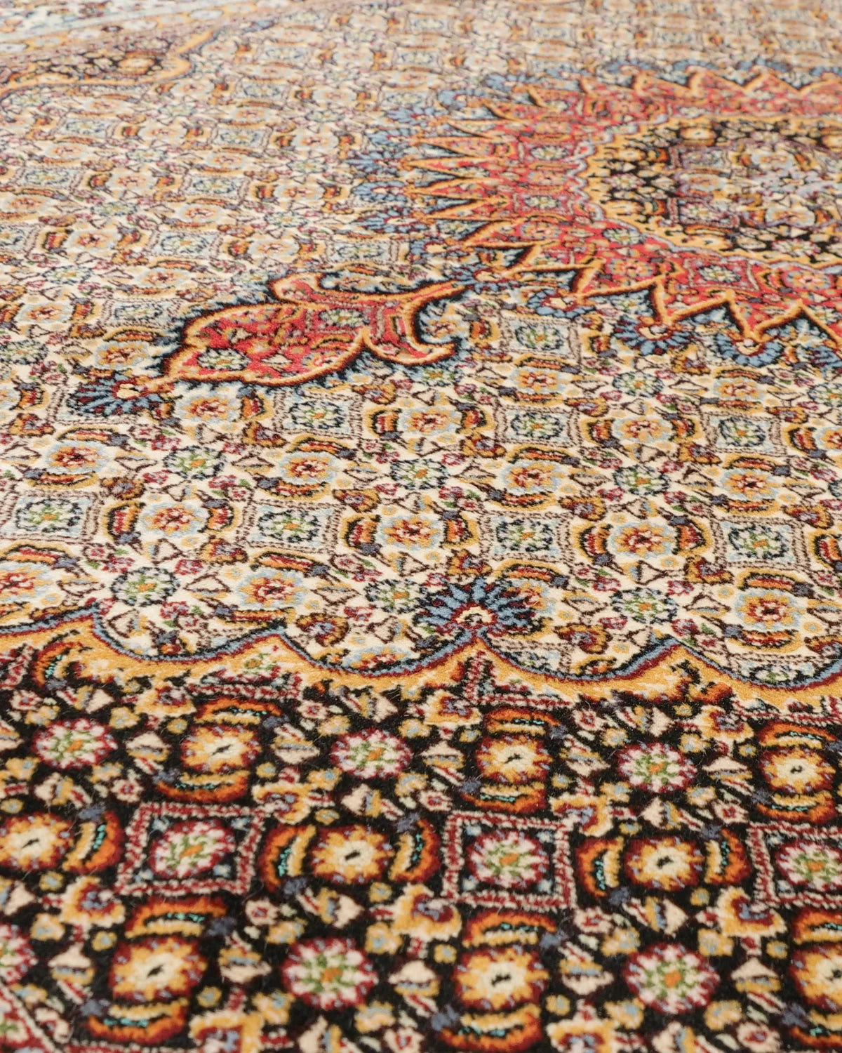 ムード産ペルシャ絨毯 約145×195cm｜全面のマヒ文様と赤青メダリオン、幾何学模様と唐草で飾られたボーダーが特徴の手織りウールラグ