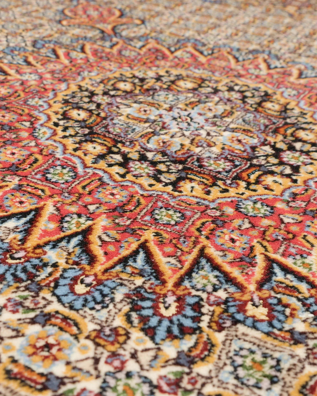 ムード産ペルシャ絨毯 約145×195cm｜全面のマヒ文様と赤青メダリオン、幾何学模様と唐草で飾られたボーダーが特徴の手織りウールラグ