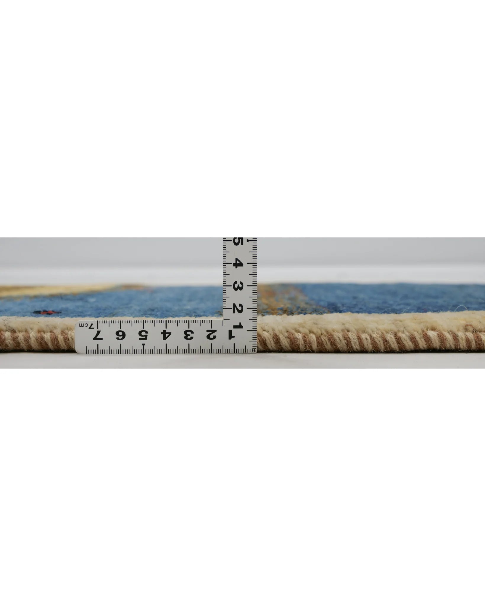 シーラーズ産の手織りギャッベ。51×150cmのランナーサイズで、藍色の地に花や木々が咲き、中央には小さな魚とサンゴが織り込まれた水中風景が描かれている。