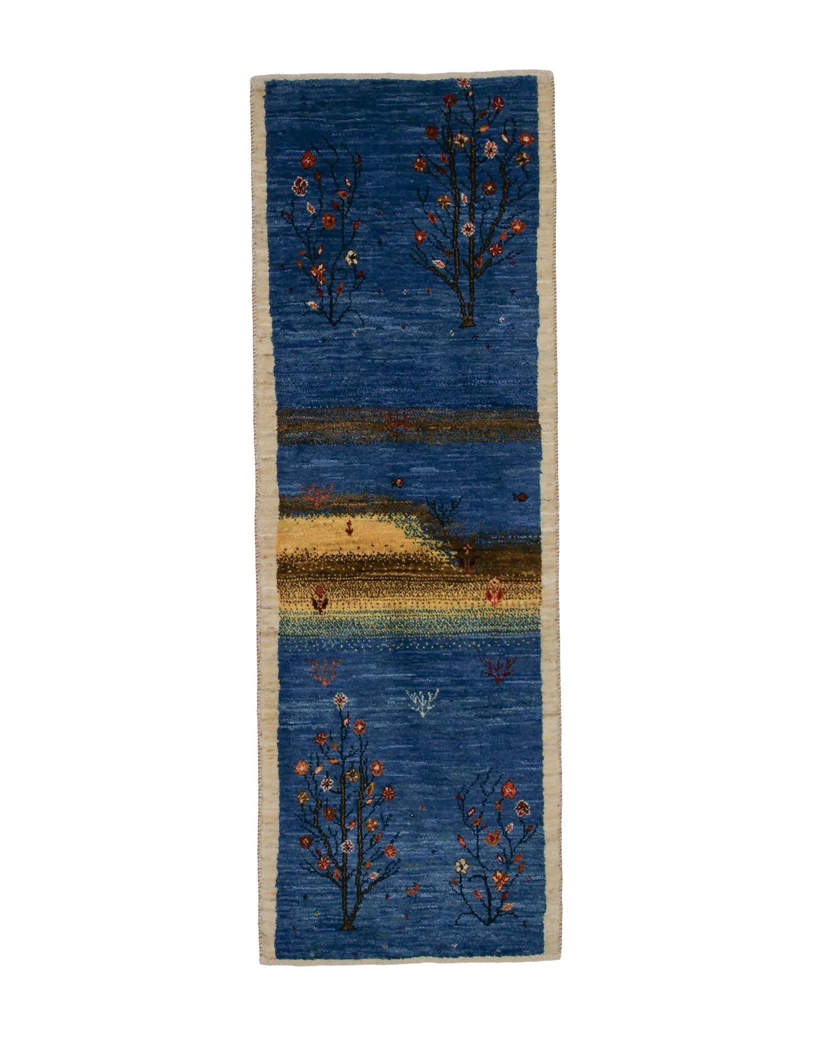 シーラーズ産の手織りギャッベ。51×150cmのランナーサイズで、藍色の地に花や木々が咲き、中央には小さな魚とサンゴが織り込まれた水中風景が描かれている。