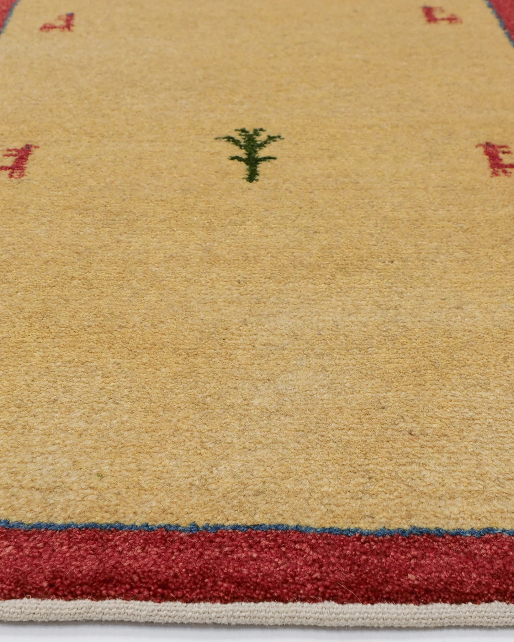 ペルシャ絨毯 ギャッベ 手織り シーラーズ産 ウール製 約57×88cm ベージュ地に6頭の赤い動物と中央の緑の木のモチーフ、赤い縁取りが特徴のナチュラルデザインラグ
