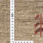 ギャッベの裏面を定規とともに撮影した画像。1平方センチあたりの織り密度が視覚的に分かる構成。赤い文様が一部見えている。
