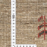 ギャッベの裏面を定規とともに撮影した画像。1平方センチあたりの織り密度が視覚的に分かる構成。赤い文様が一部見えている。