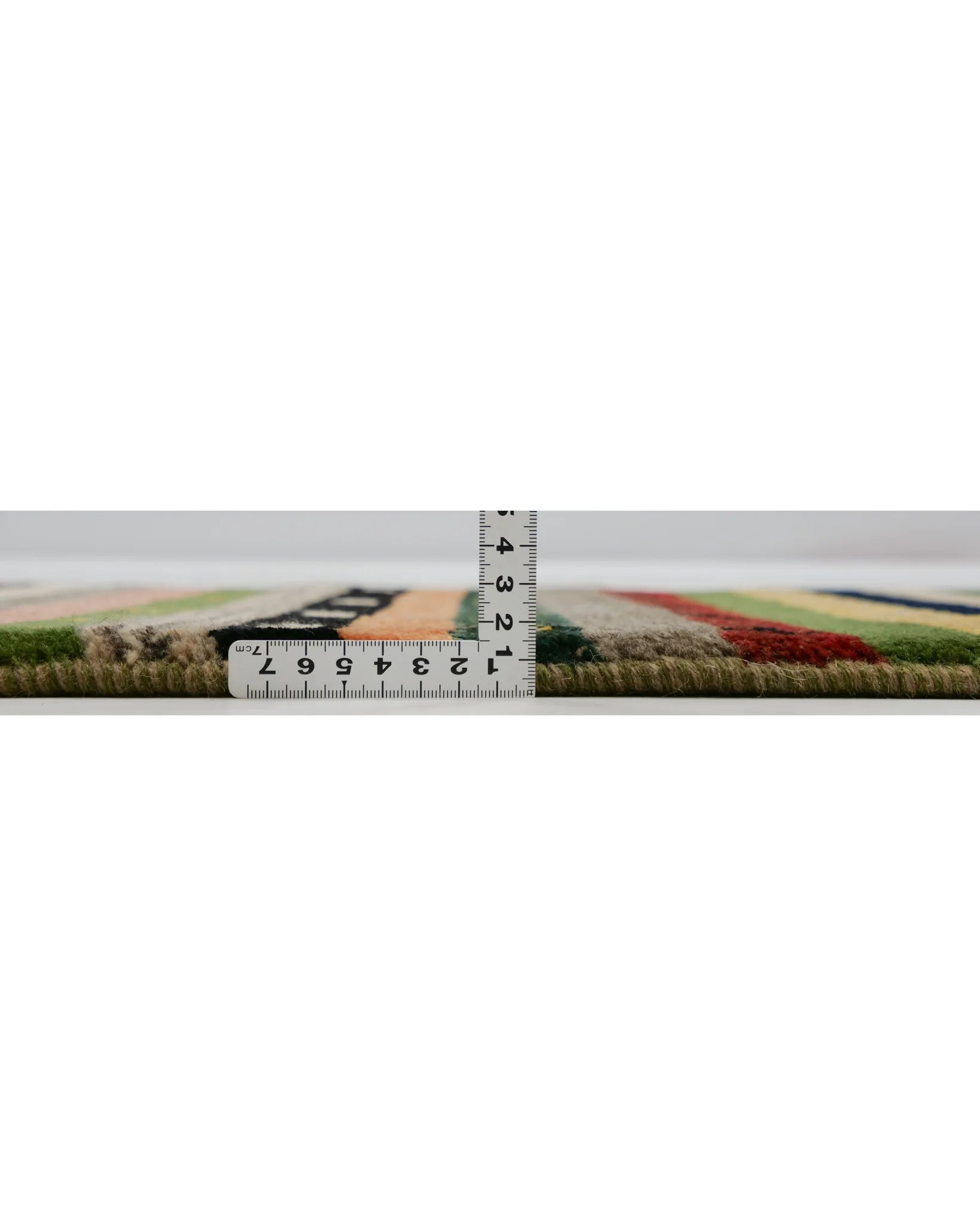ギャッベの端に定規を当てて厚みを測った写真。パイル高は約1.7cm前後