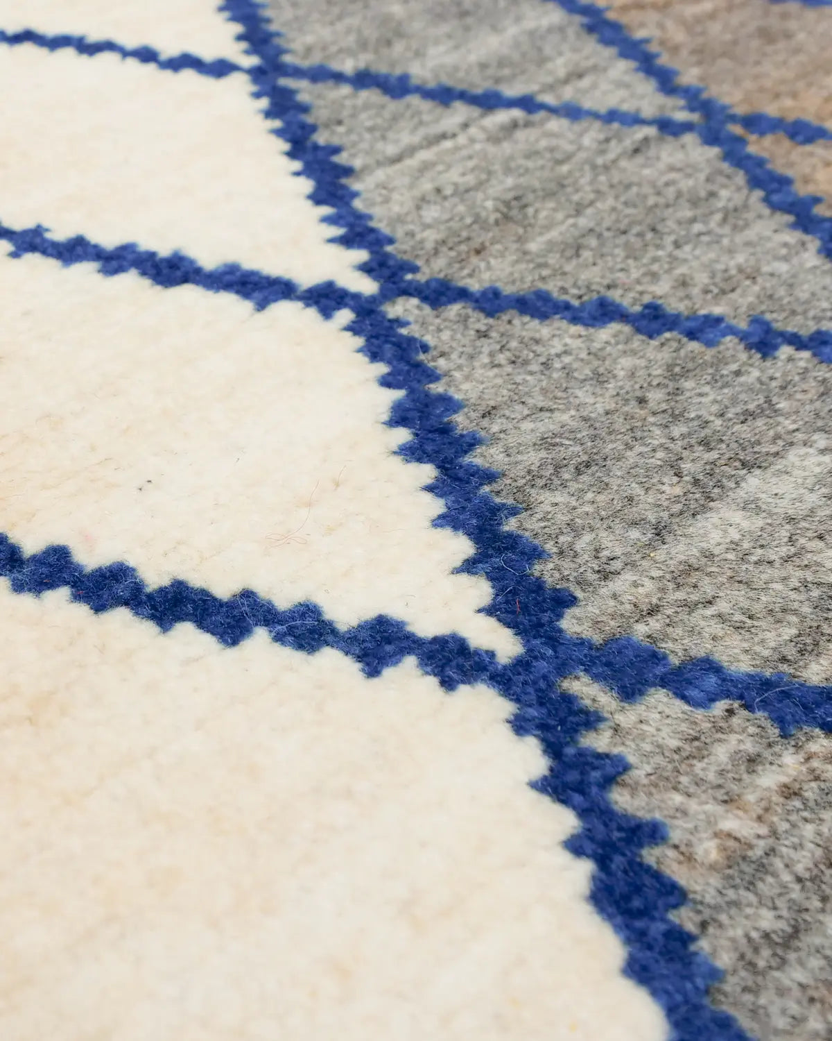 ペルシャギャッベ 小さめサイズ ウール製 シーラーズ産 リズム感あるひし形模様