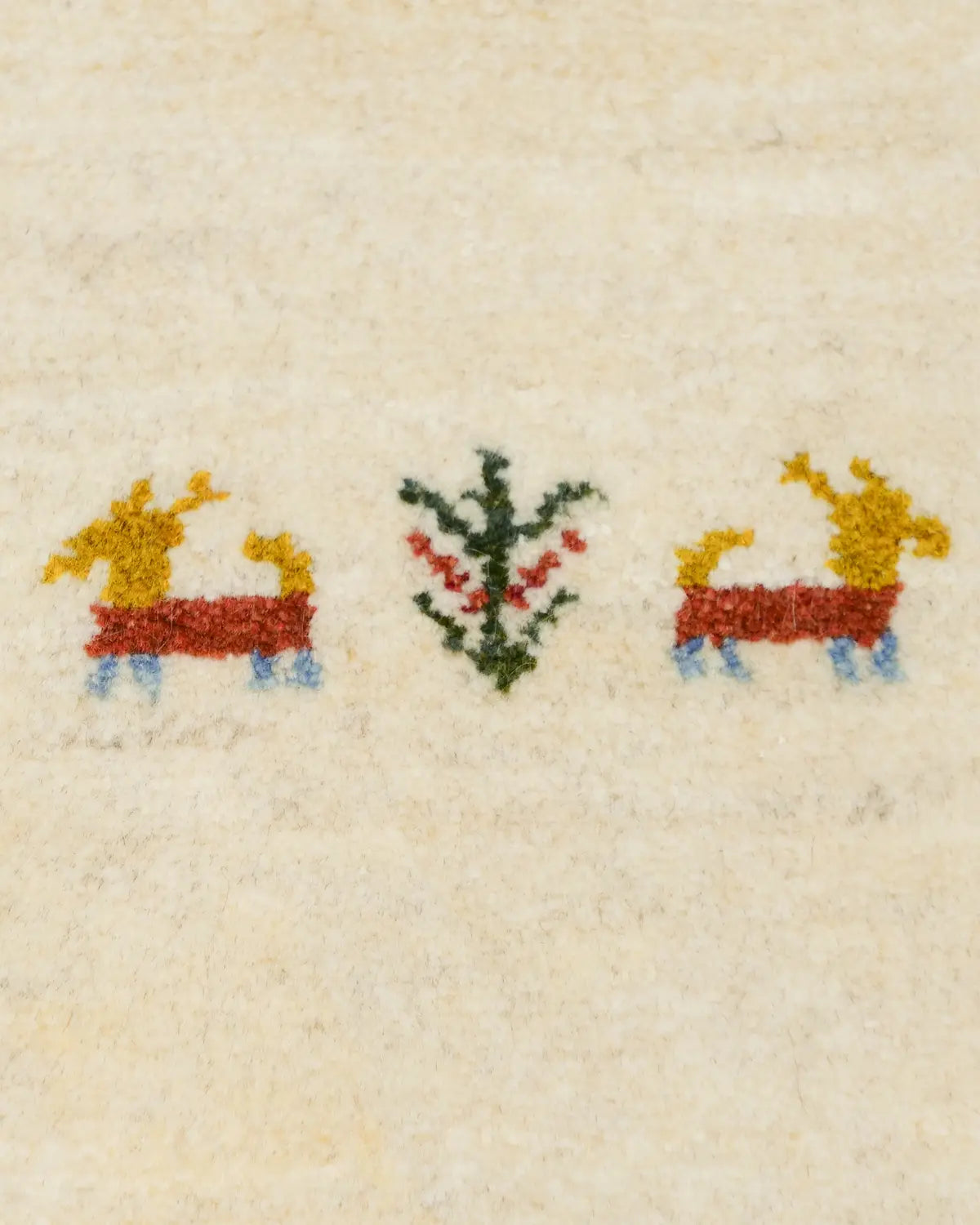 玄関マットサイズの白色のギャッベ 生命の樹とヤギ