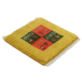 カシュガイ族が手織りした40×40cmの黄色いペルシャ絨毯ギャッベ