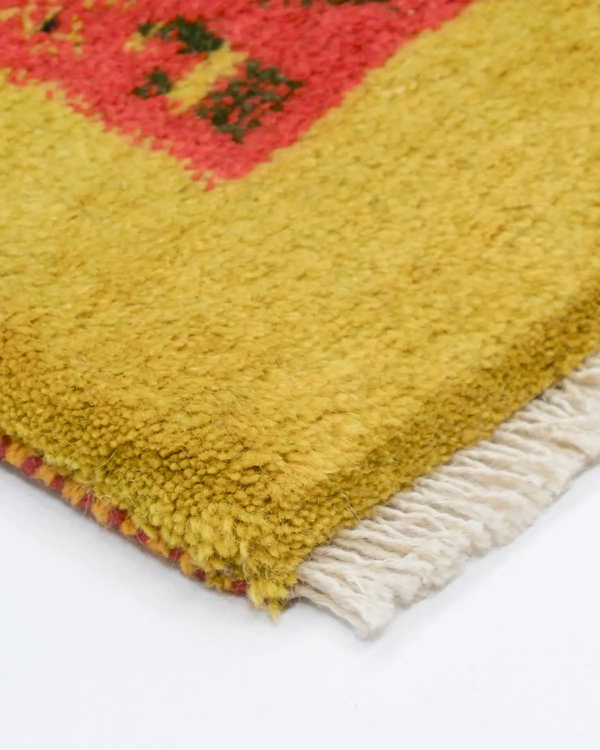 明るい黄色が印象的な植物文様の手織りウールペルシャ絨毯ギャッベ