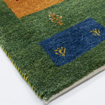 羊と生命の樹文様が織り込まれた伝統的なギャッベ