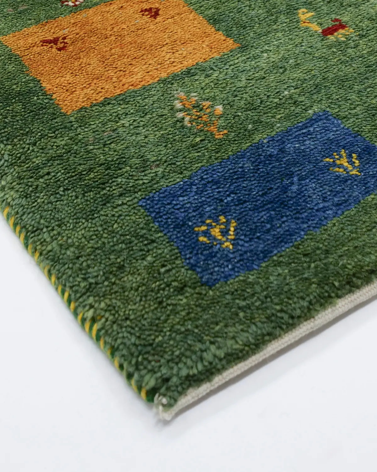 羊と生命の樹文様が織り込まれた伝統的なギャッベ