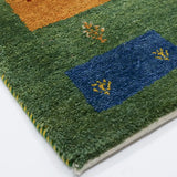 羊と生命の樹文様が織り込まれた伝統的なギャッベ