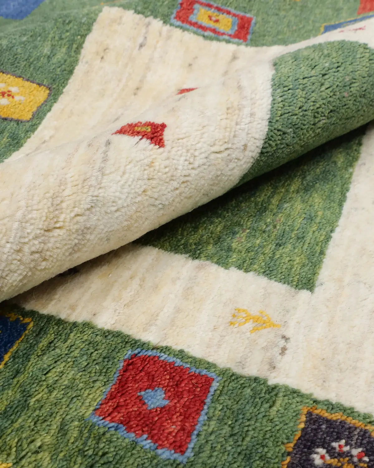 約154×200cmサイズの大型手織りギャッベ