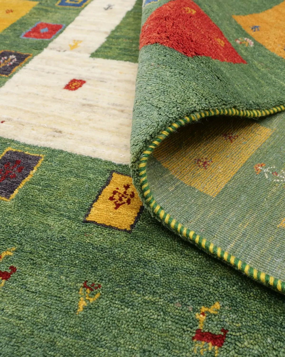 約1.6cm厚で踏み心地の良い高密度ギャッベ