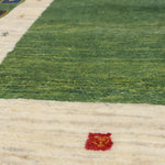 リビングに映えるグリーン系手織りギャッベ