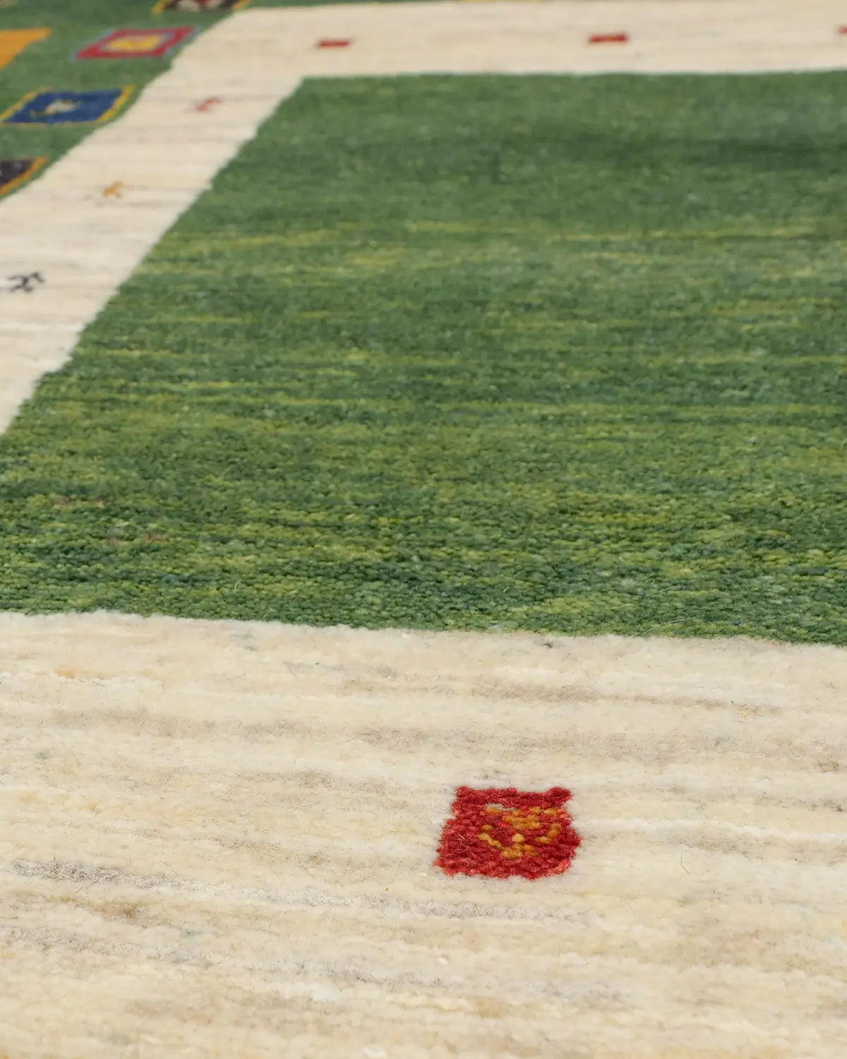 リビングに映えるグリーン系手織りギャッベ