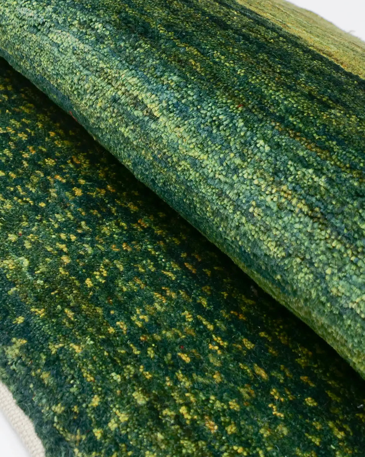 ギャッベ パイルの厚みと質感 深緑から黄緑のグラデーション 植物染料による草原のような色合い ウール手織りペルシャ絨毯接写