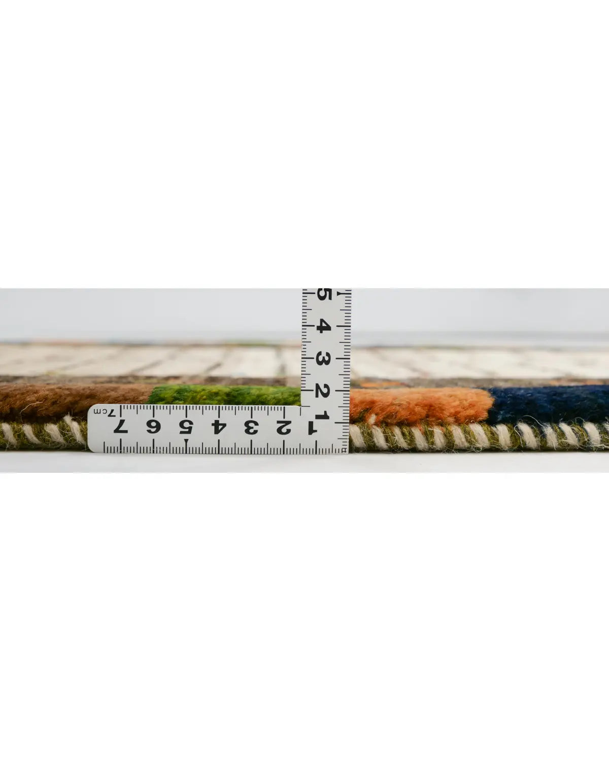 ギャッベ厚み約2cm 側面の定規付き写真 ふっくらとしたウールパイルのペルシャ絨毯