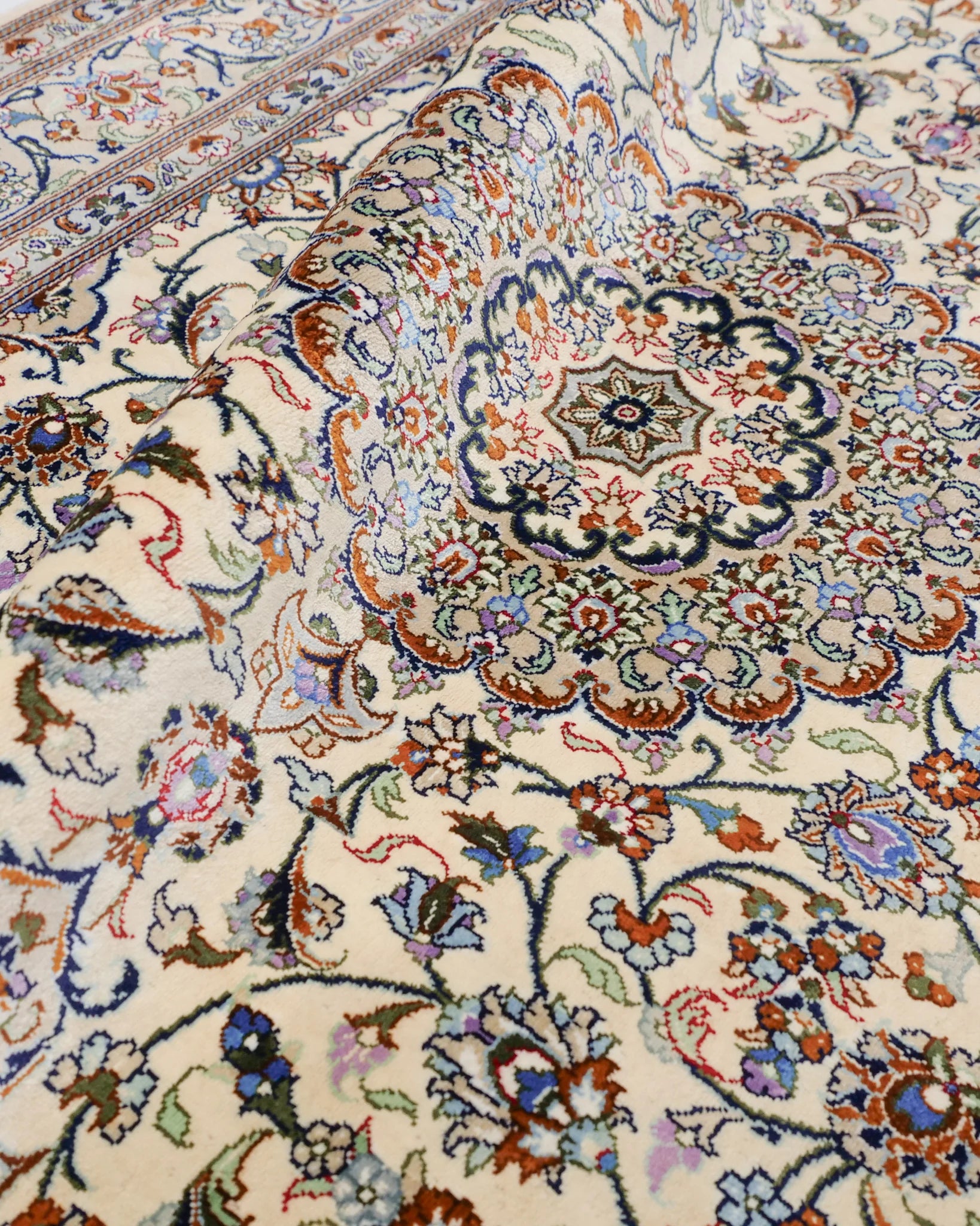 ペルシャ絨毯 カシャーン産 シルク 花柄 クリーム色 ファッラー工房 玄関マット 手織り ラグ