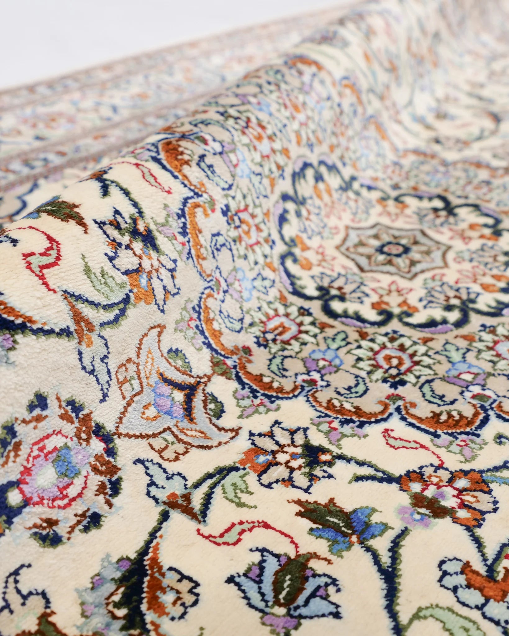 ペルシャ絨毯 カシャーン産 シルク 花柄 クリーム色 ファッラー工房 玄関マット 手織り ラグ