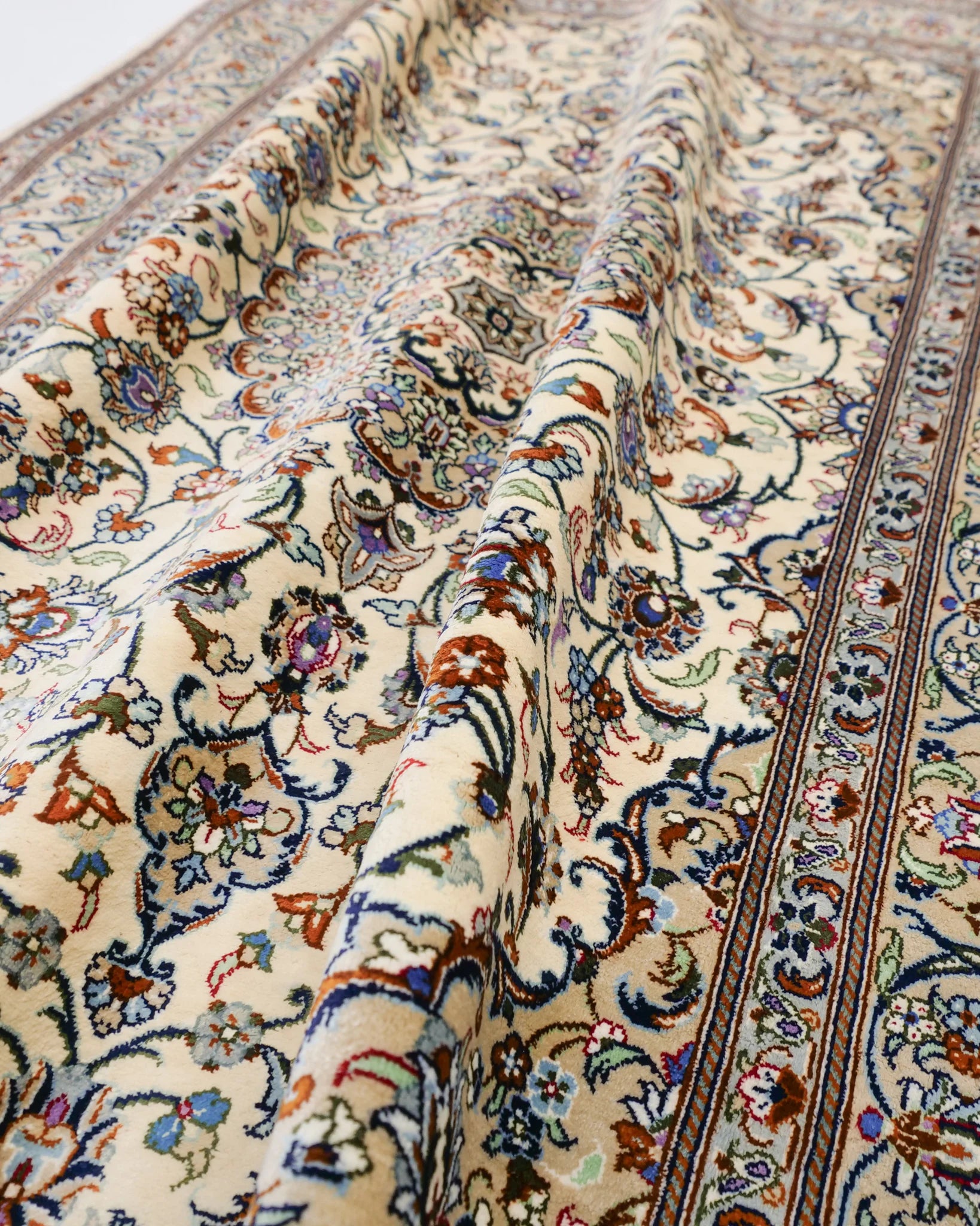 ペルシャ絨毯 カシャーン産 シルク 花柄 クリーム色 ファッラー工房 玄関マット 手織り ラグ