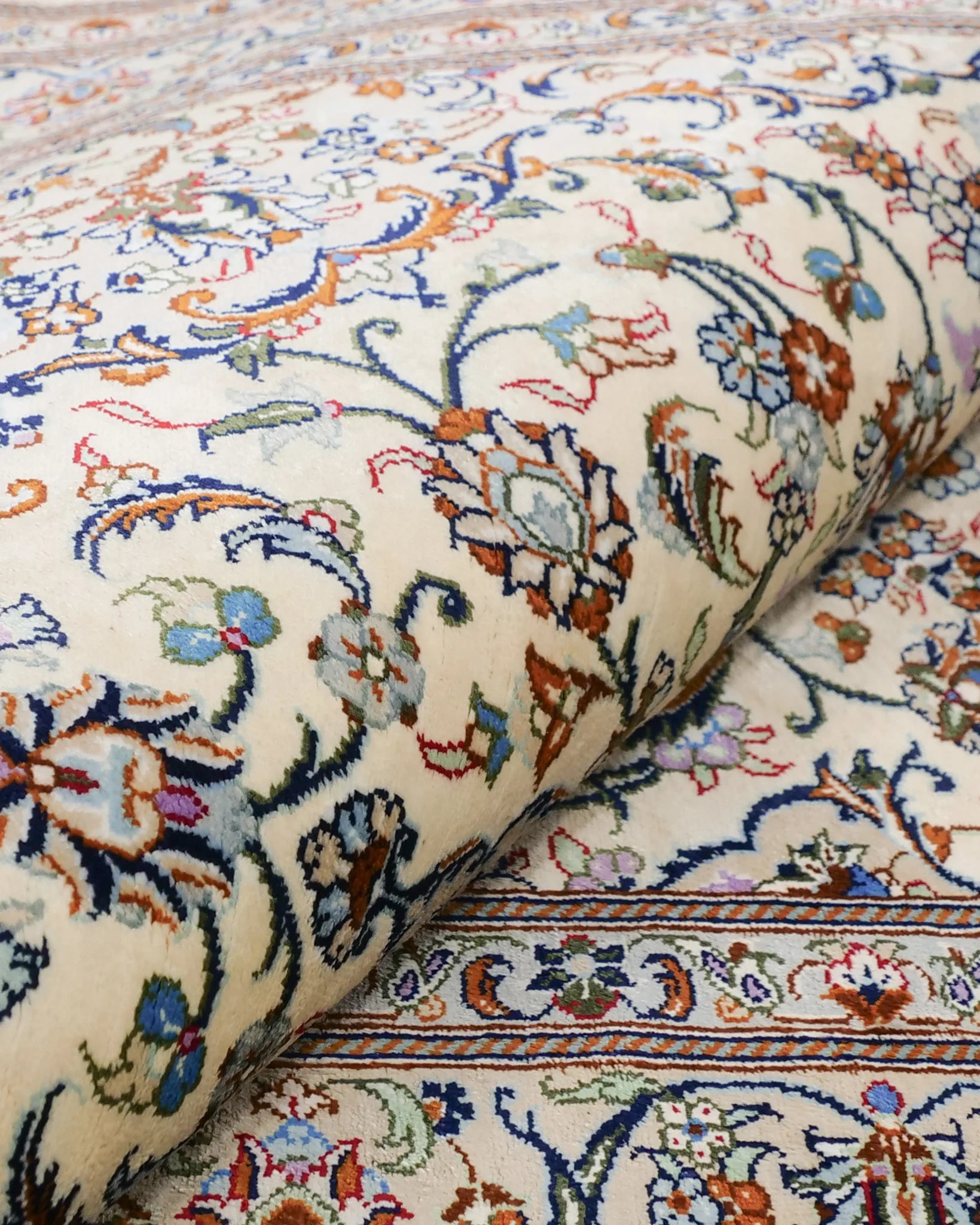 ペルシャ絨毯 カシャーン産 シルク 花柄 クリーム色 ファッラー工房 玄関マット 手織り ラグ