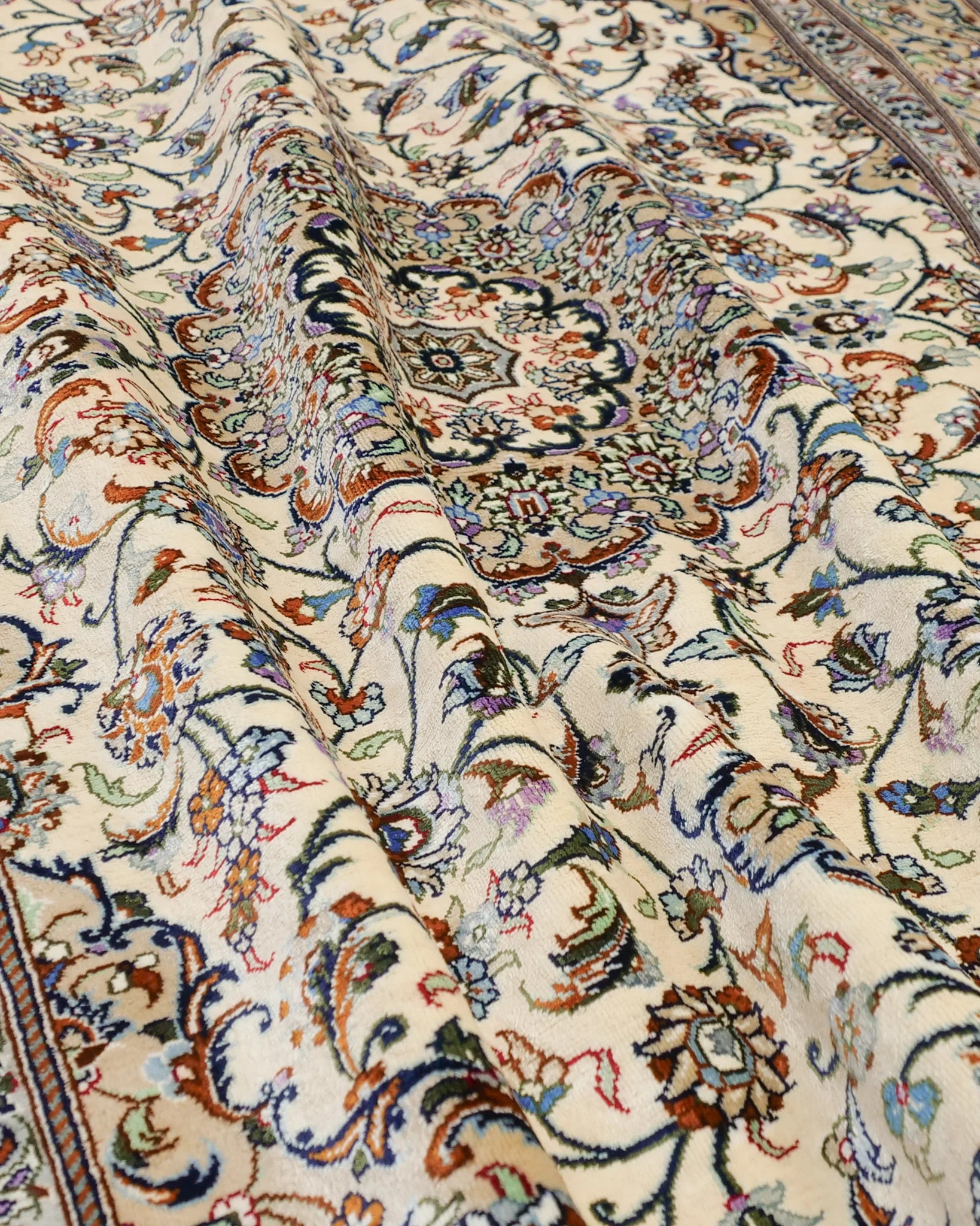ペルシャ絨毯 カシャーン産 シルク 花柄 クリーム色 ファッラー工房 玄関マット 手織り ラグ
