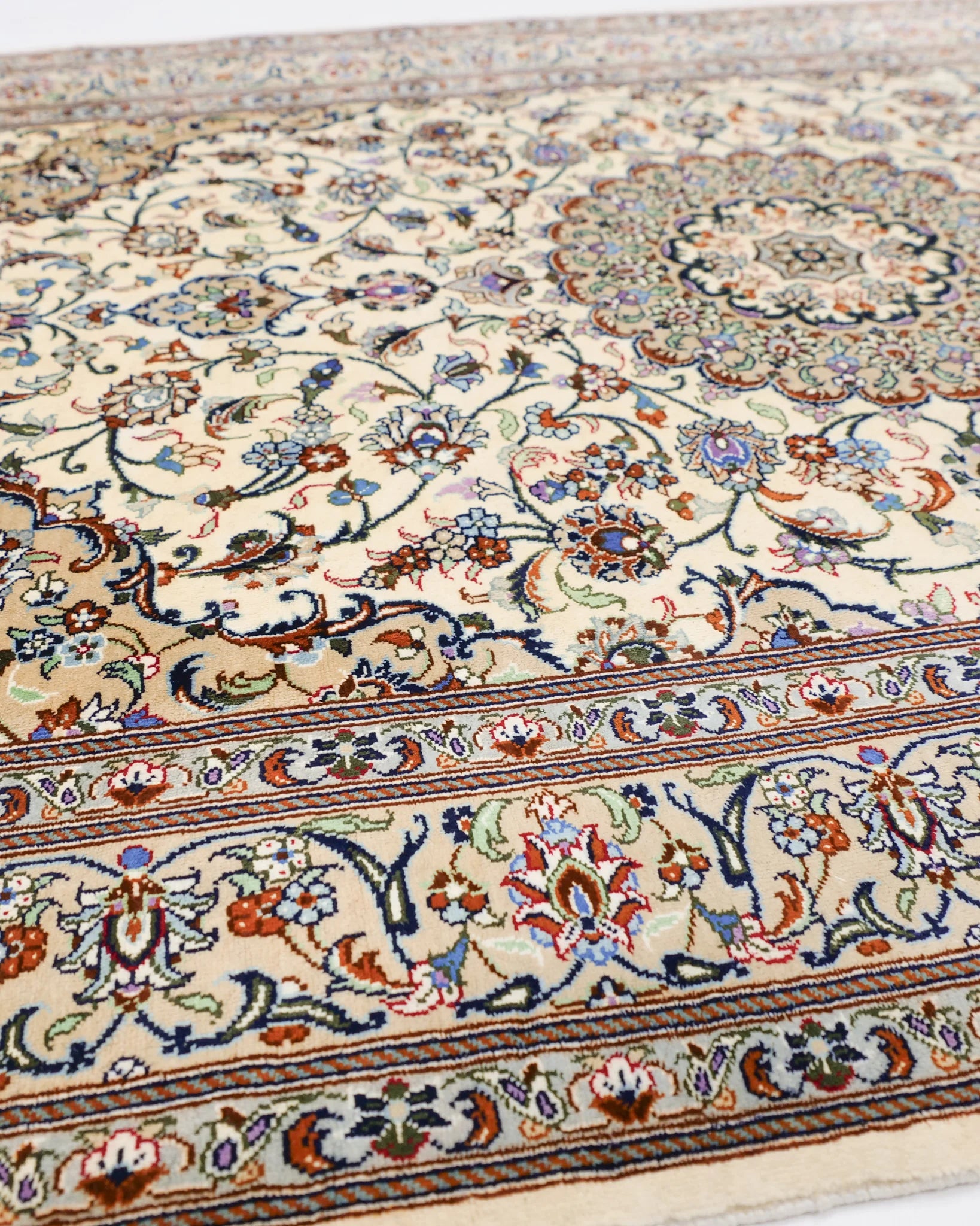 ペルシャ絨毯 カシャーン産 ファッラ工房 シルク 約80cm x 115cm ペルシャ絨毯 カシャーン産 ファッラ工房 シルク 約80cm x 115cm