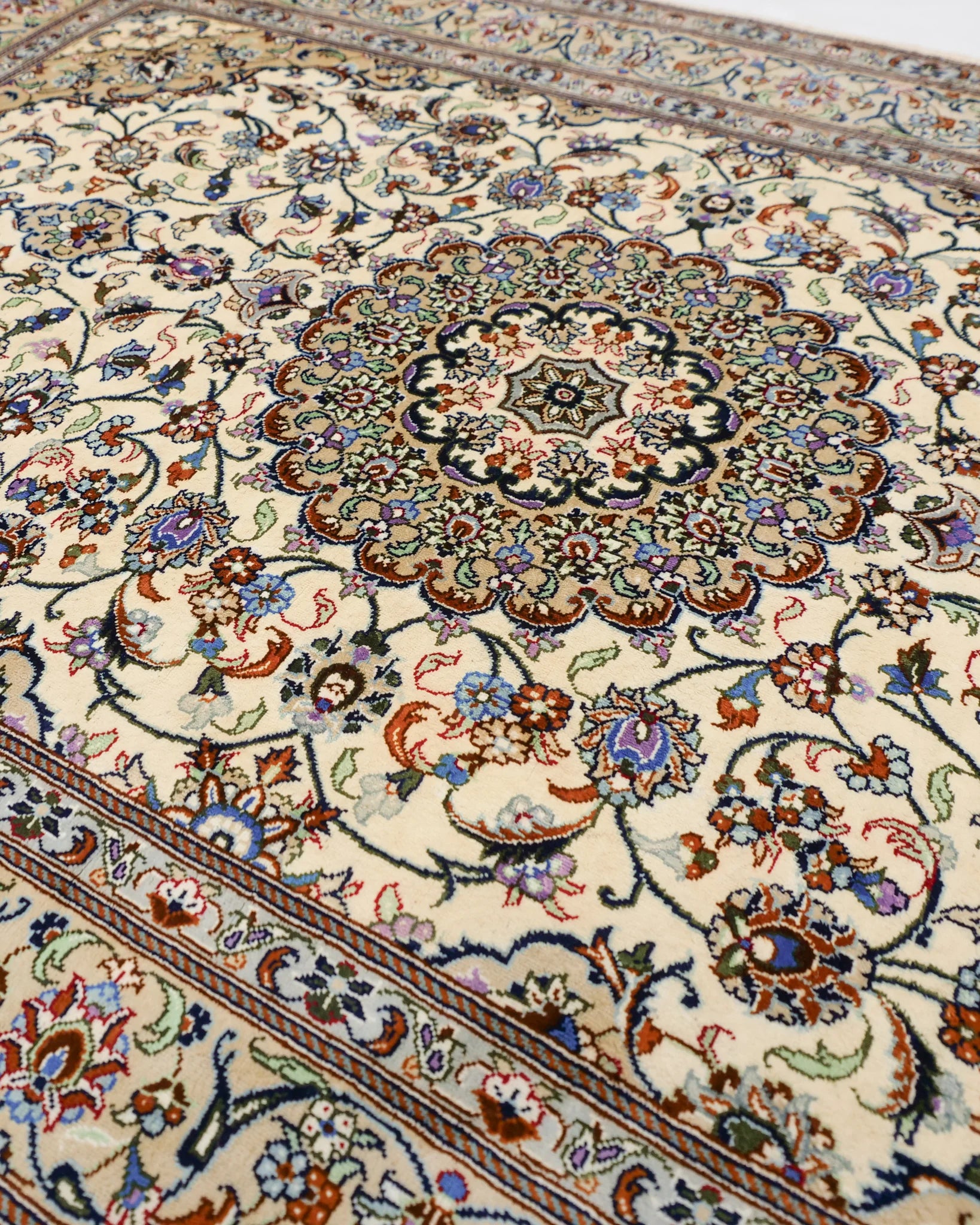 ペルシャ絨毯 カシャーン産 シルク 花柄 クリーム色 ファッラー工房 玄関マット 手織り ラグ