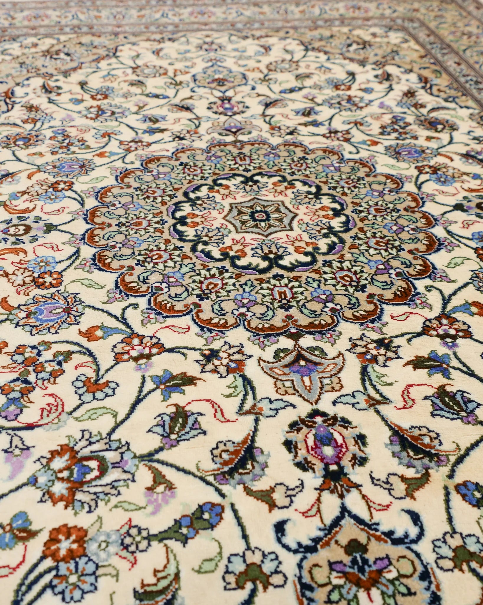ペルシャ絨毯 カシャーン産 シルク 花柄 クリーム色 ファッラー工房 玄関マット 手織り ラグ