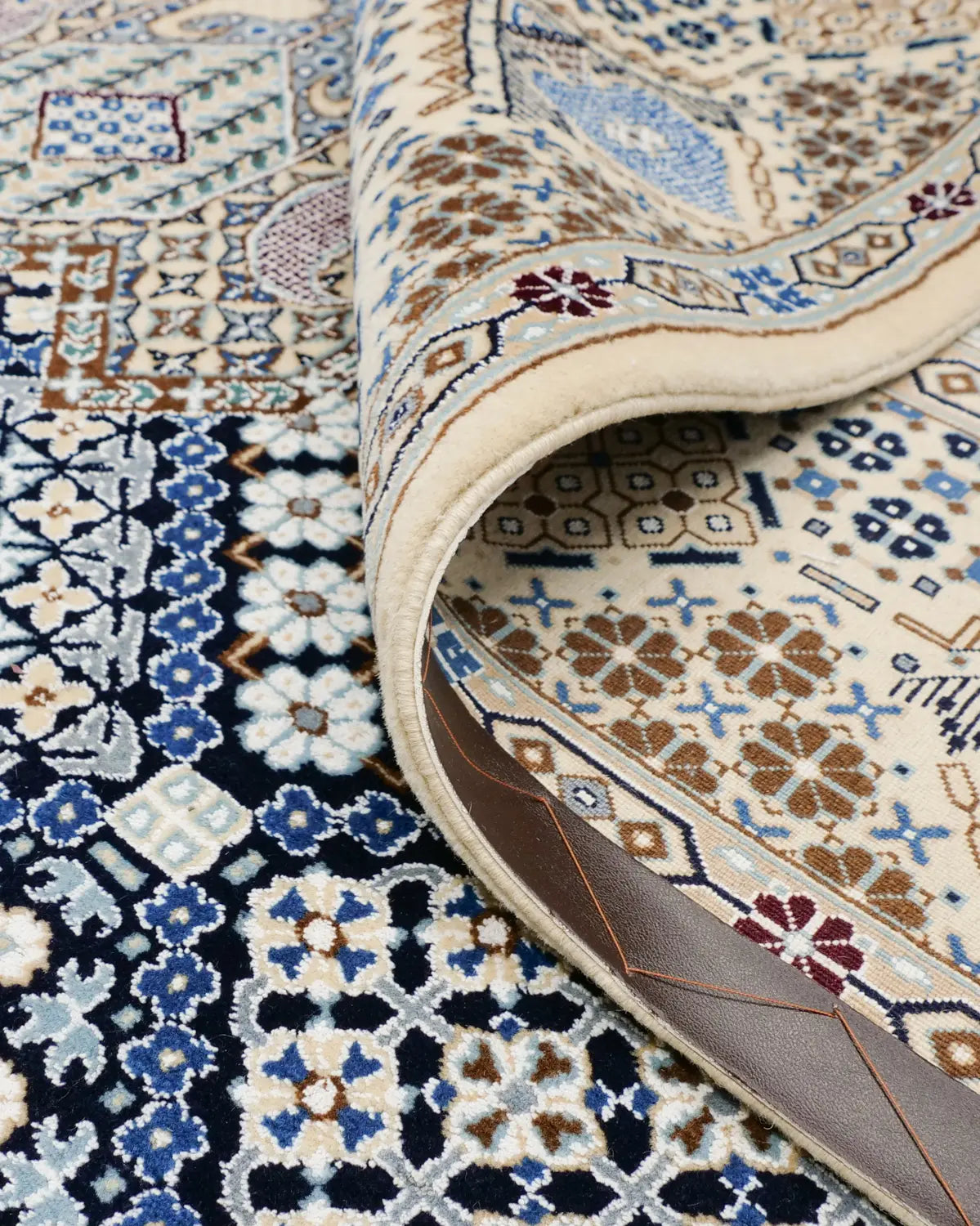 ペルシャ絨毯 ナイン産 柔らかさがわかる写真