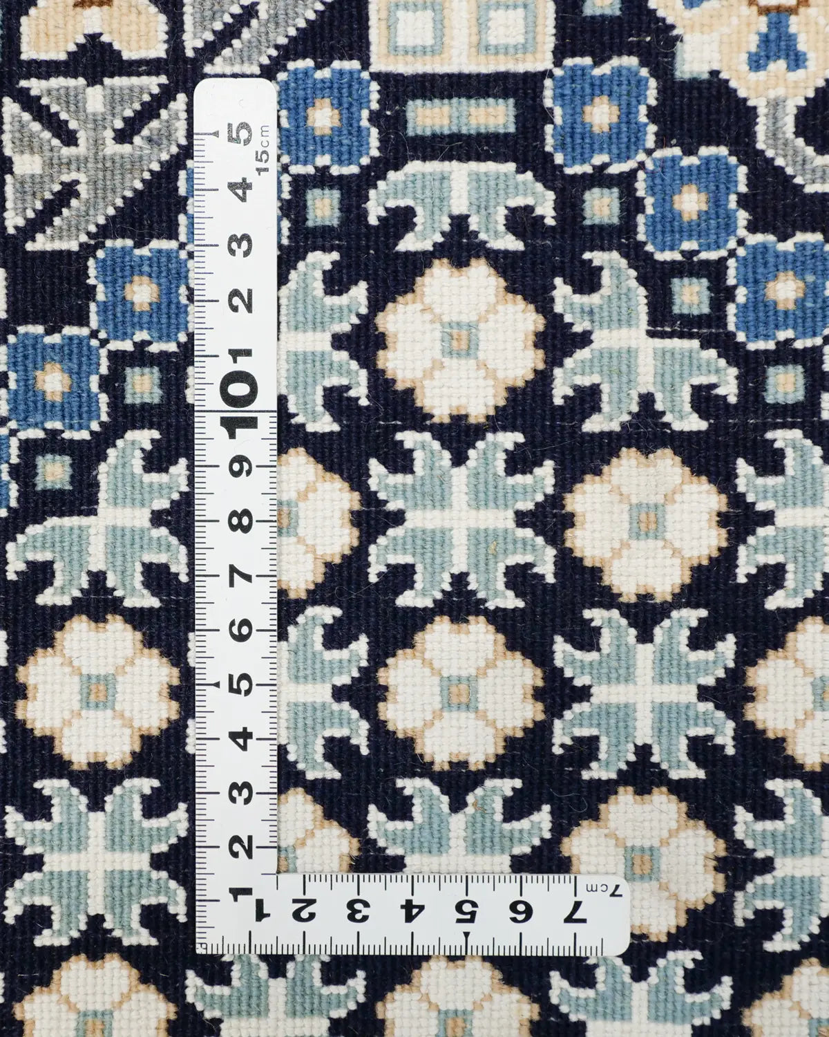 ナイン産ウール絨毯 クラシック文様 ラグ 織りの密度がわかる写真