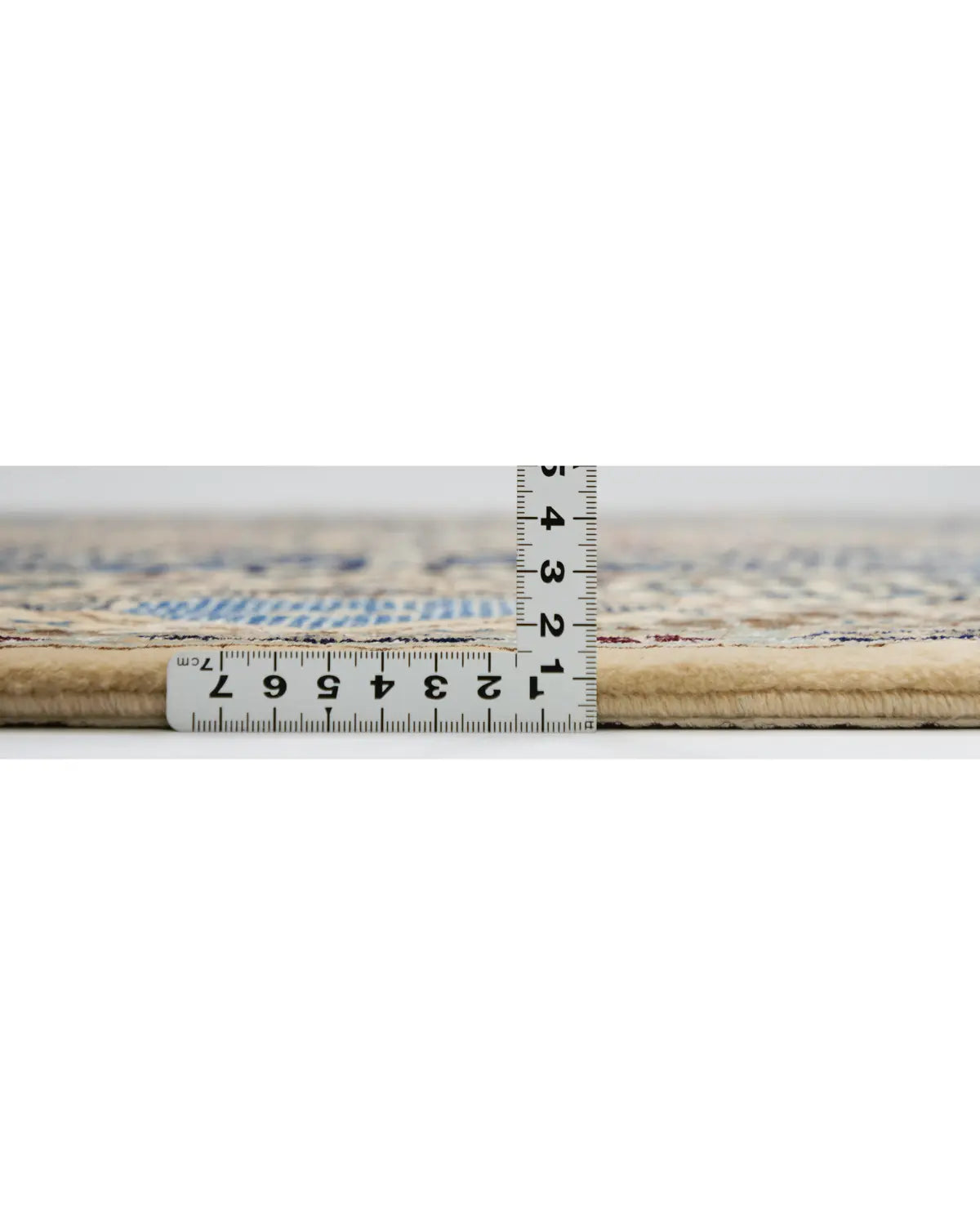 ペルシャウールラグ ナイン産 手織り 大判サイズの厚みがわかる写真