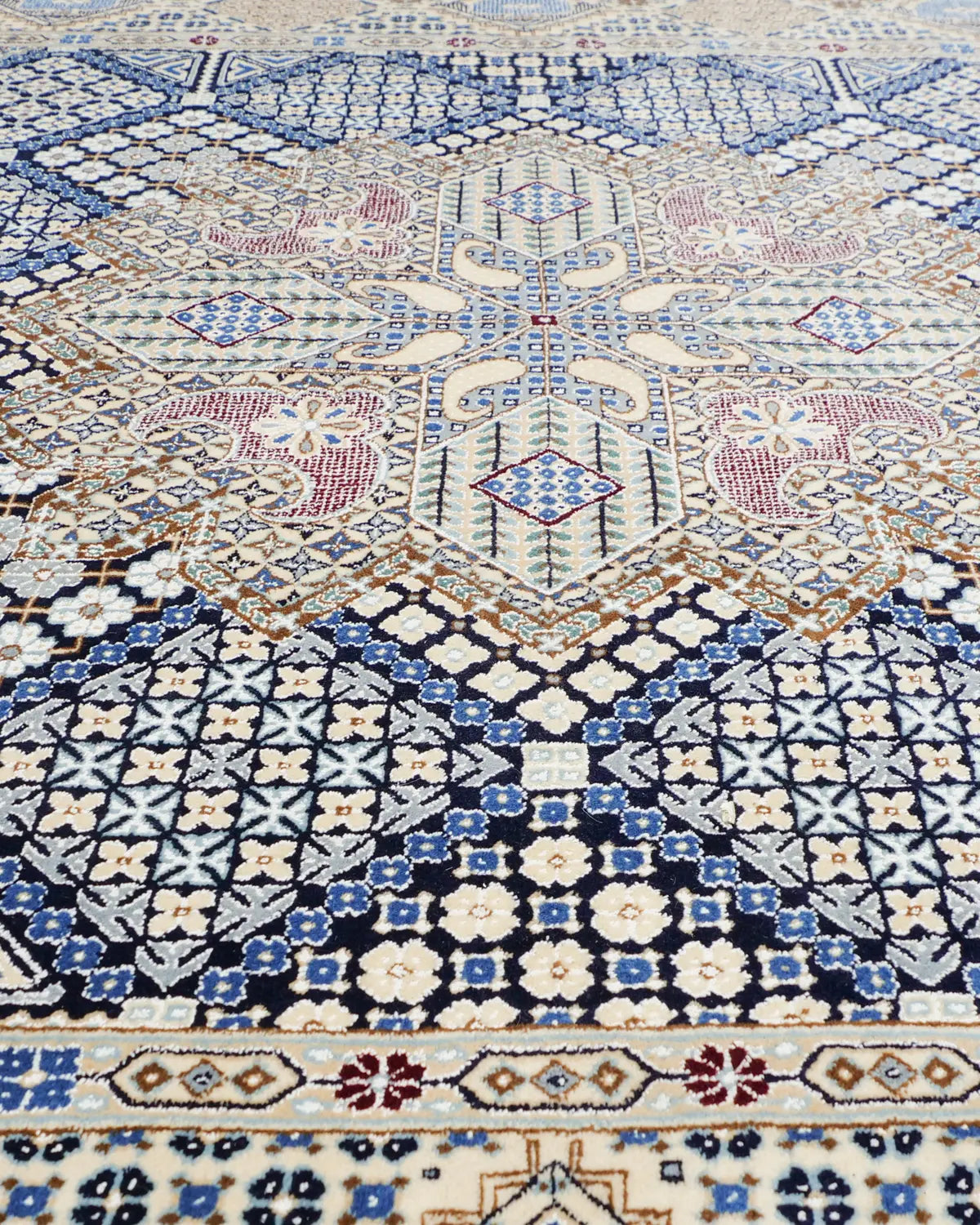 ナイン産ペルシャ絨毯 ウール製 幾何学構図